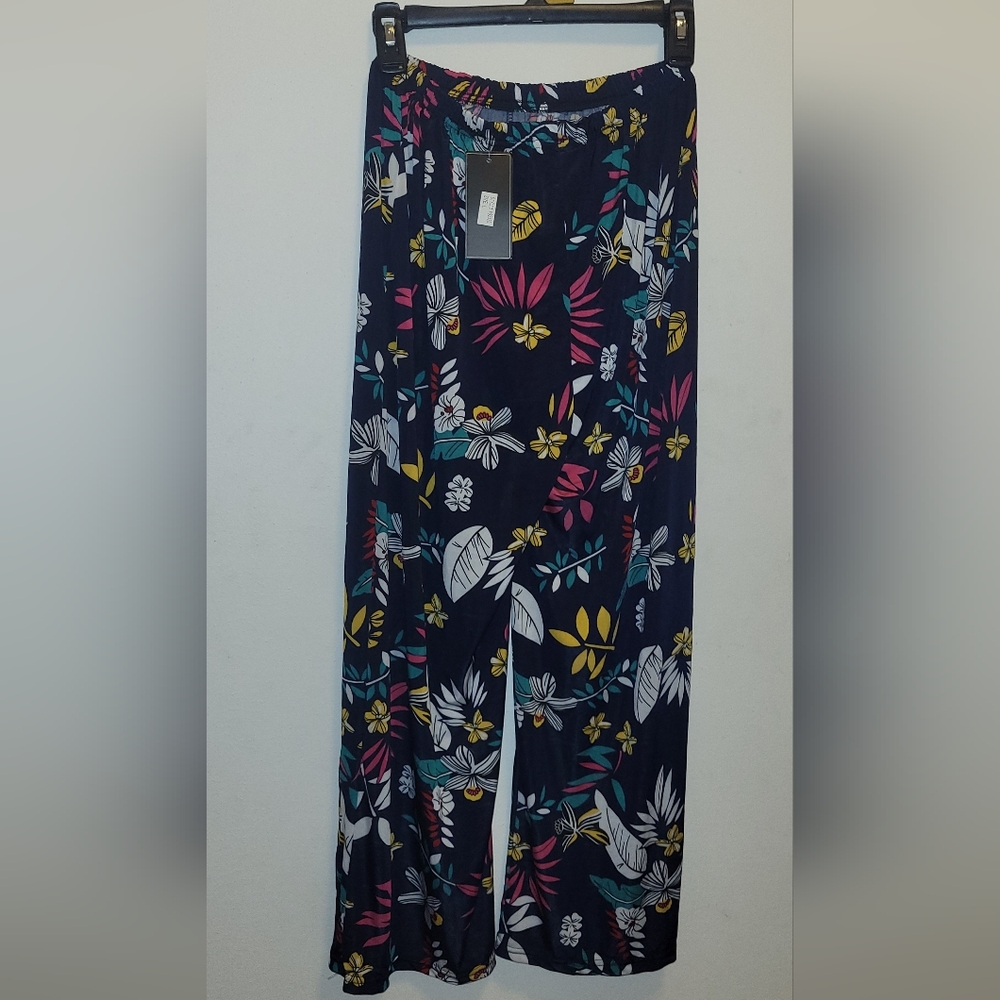 Large C Mode pants with a bright flower pattern